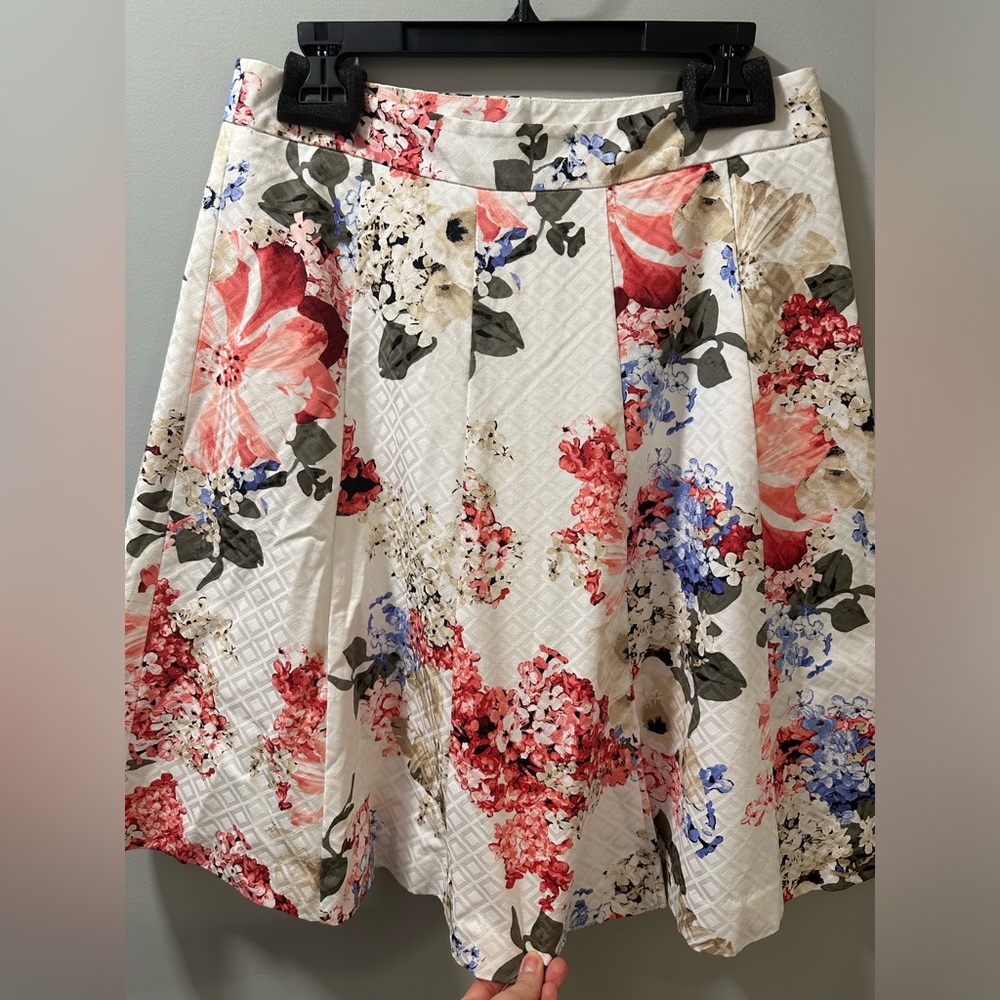 Like new White House Black Market A-line floral skirt, Size 10